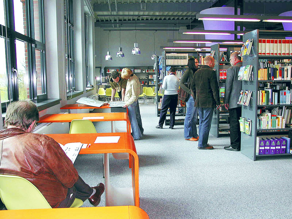 Menschen sind in der Stadtbibliothek Flöha