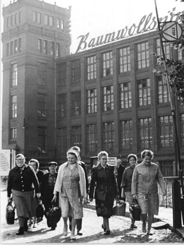 Mitarbeiterinnen vor der Alten Baumwolle