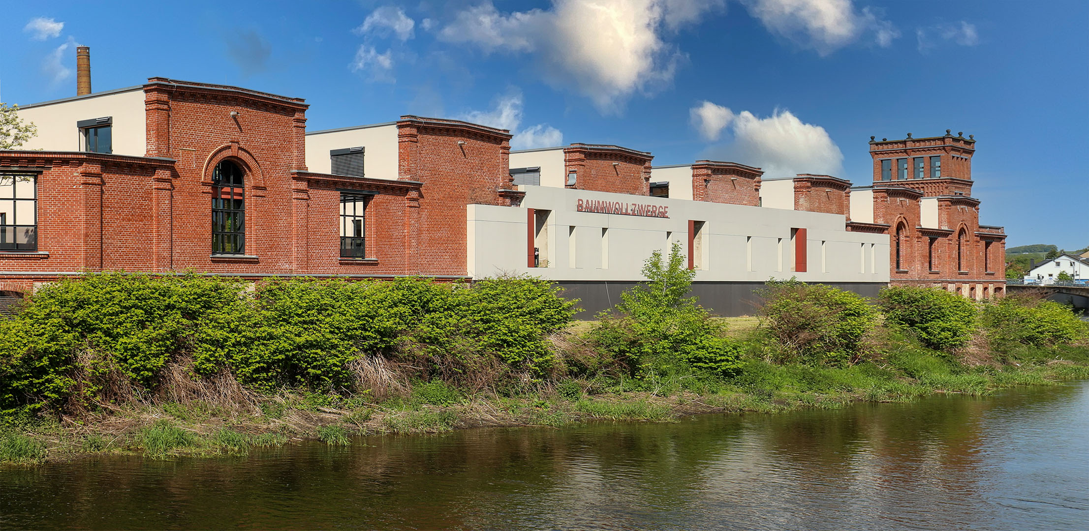 Blick auf die Shedhalle von der Flussseite