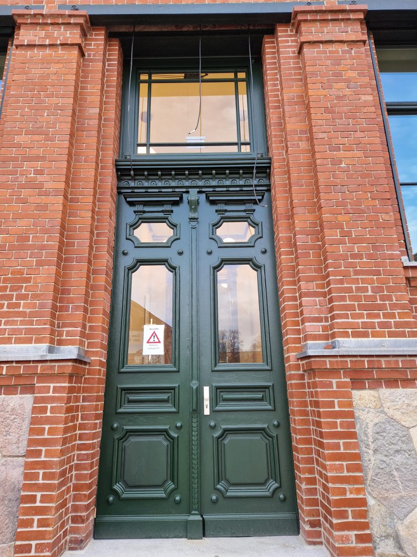 Ein altes Bild des Einganges des Kontorgebäude