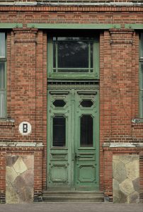 Reonvierter Eingang des Kontorgebäudes