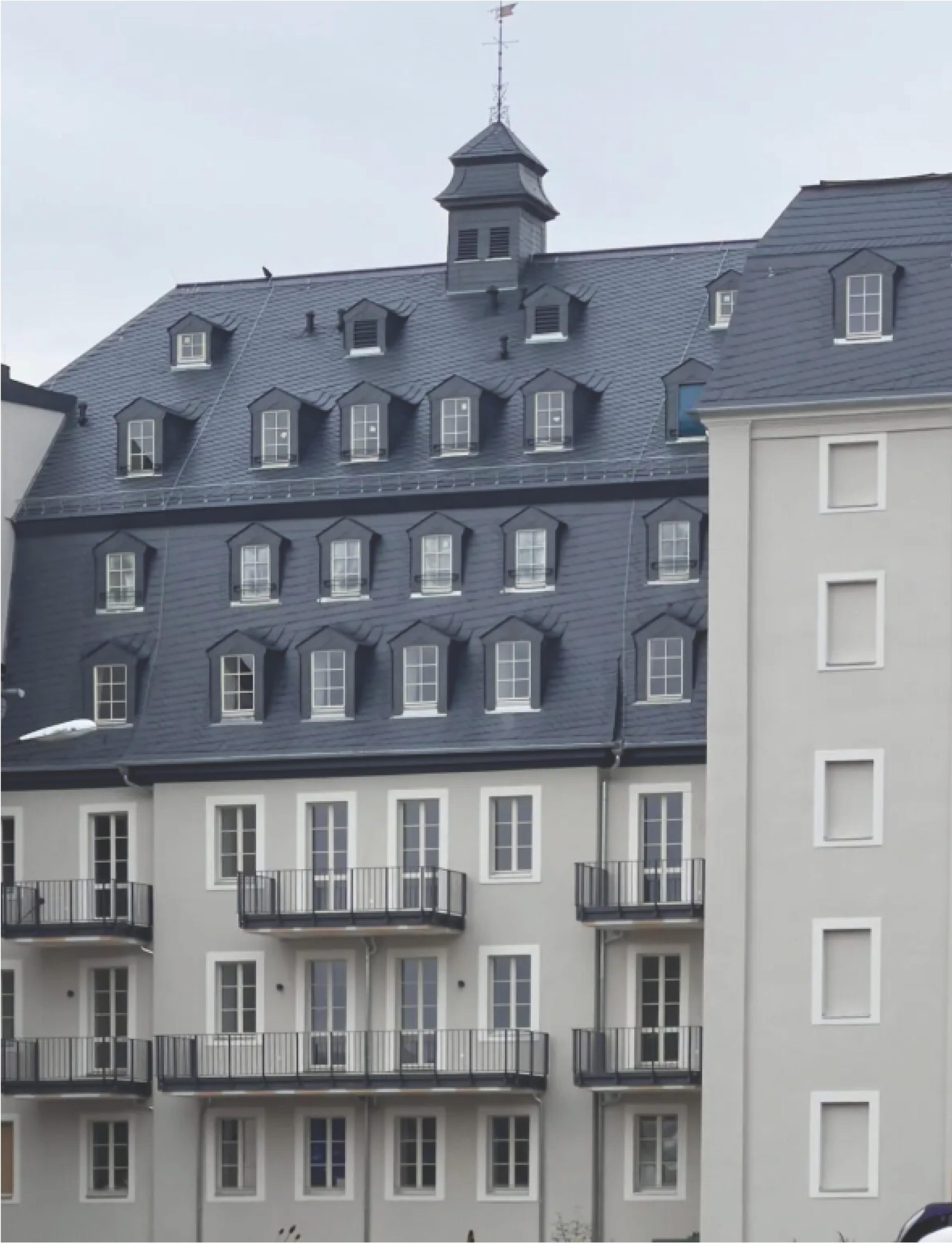 Die sanierte Fassade des Altbaus von 1809