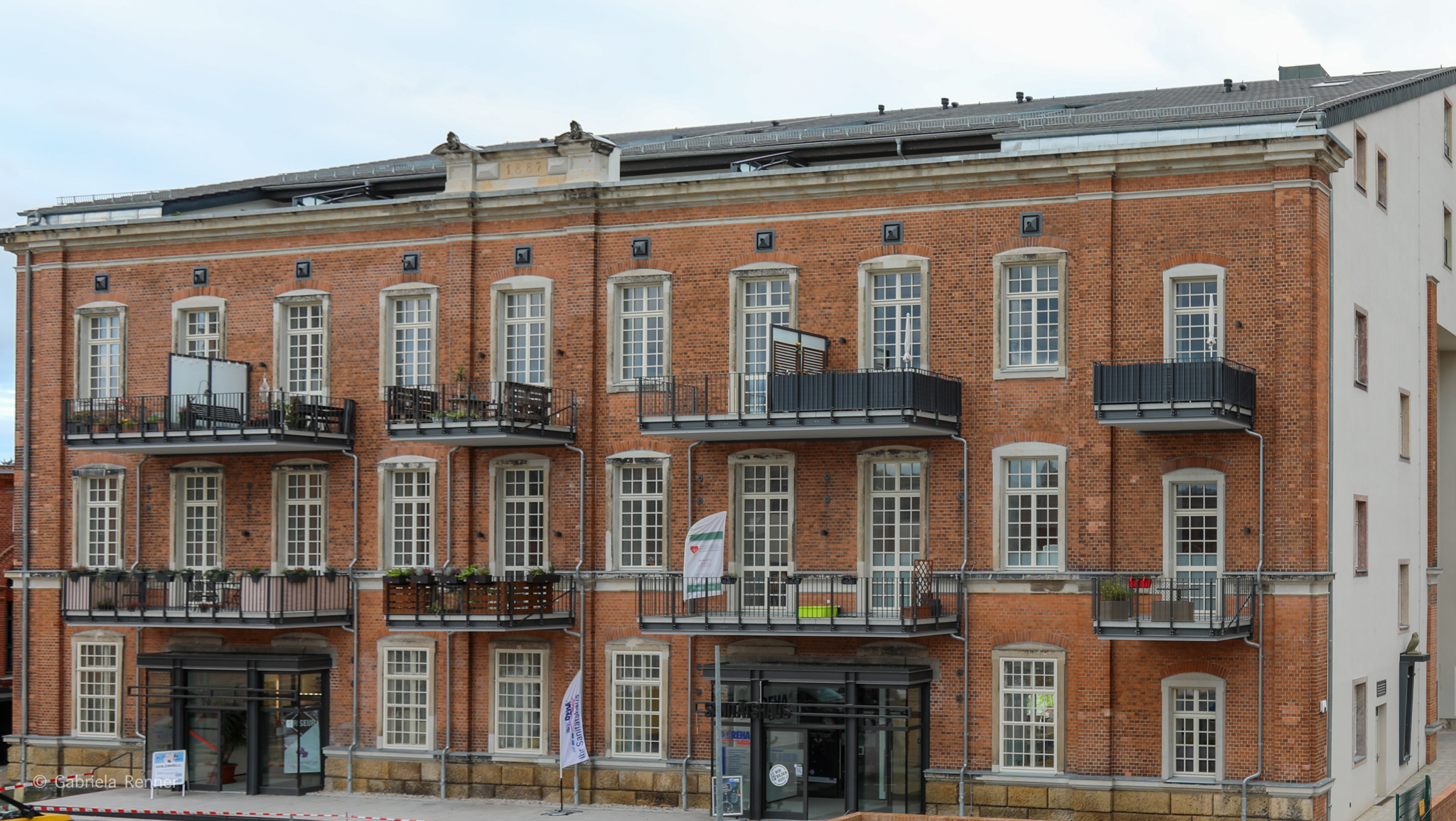 Blick auf die Fassade des Klinkerbaus