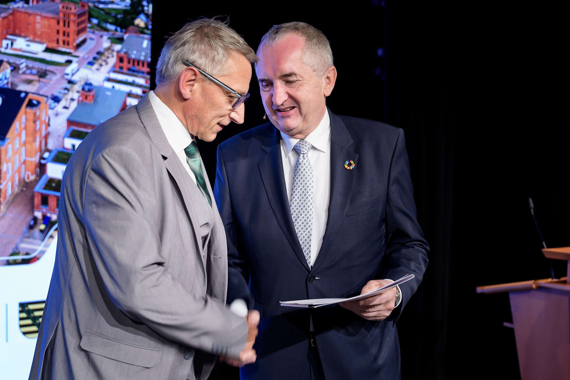 Bürgermeister Holuscha auf der Bühne