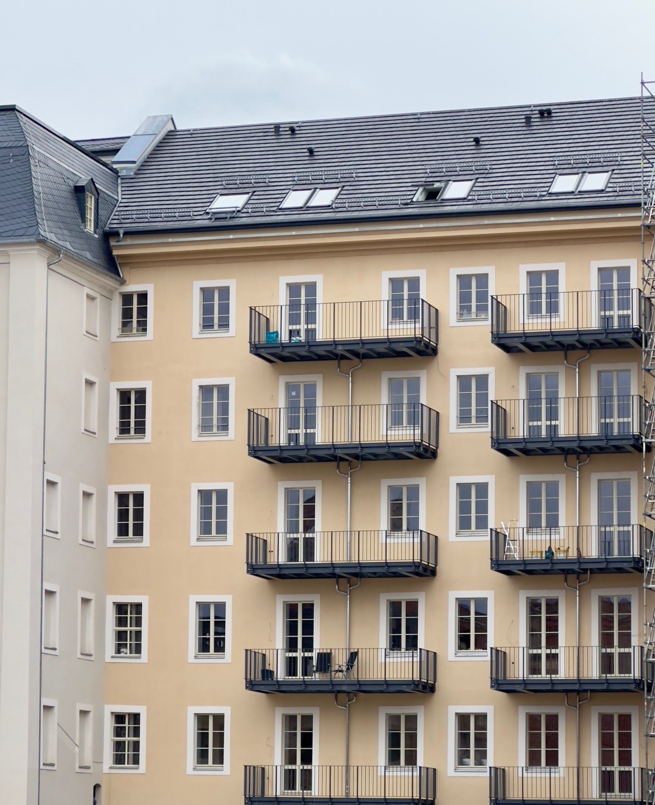 Sanierte Fassade des "Uhrenhaus" von 1826