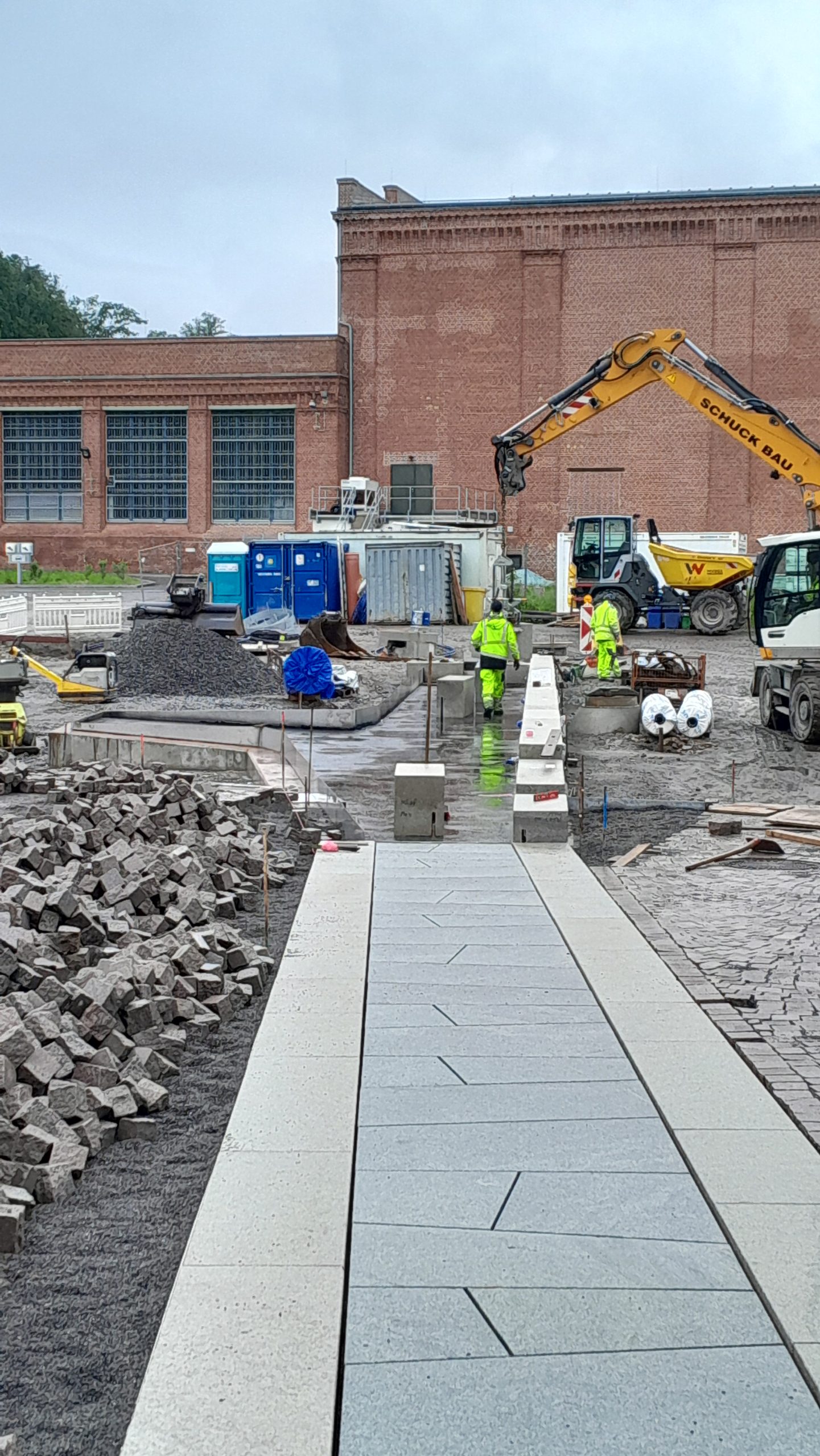 Der Wasserlauf entsteht. Er ist Symbol des Mühlgrabens, der an dieser Stelle unterirdisch verläuft und Ur-Antriebswelle der Spinnerei war.