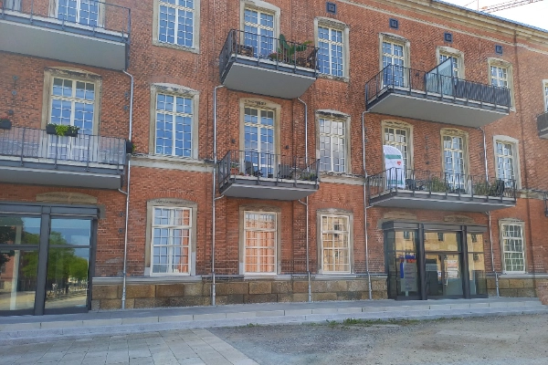 Blick von Außen auf den Klinkerbau